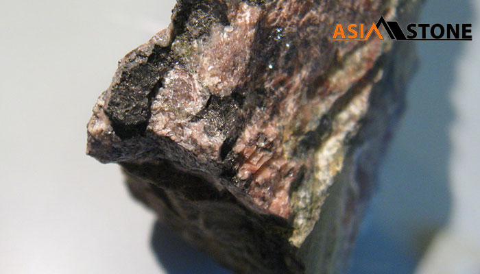 Một số ít chất phóng xạ có trong đá tự nhiên